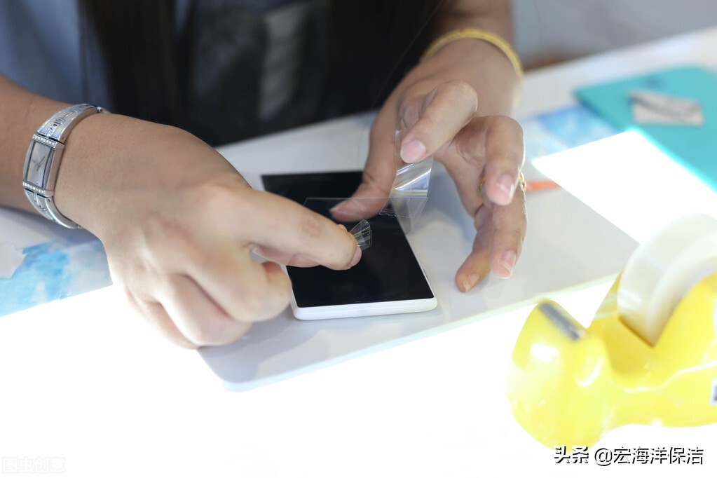 玻璃貼膜內(nèi)的氣泡怎么去除？