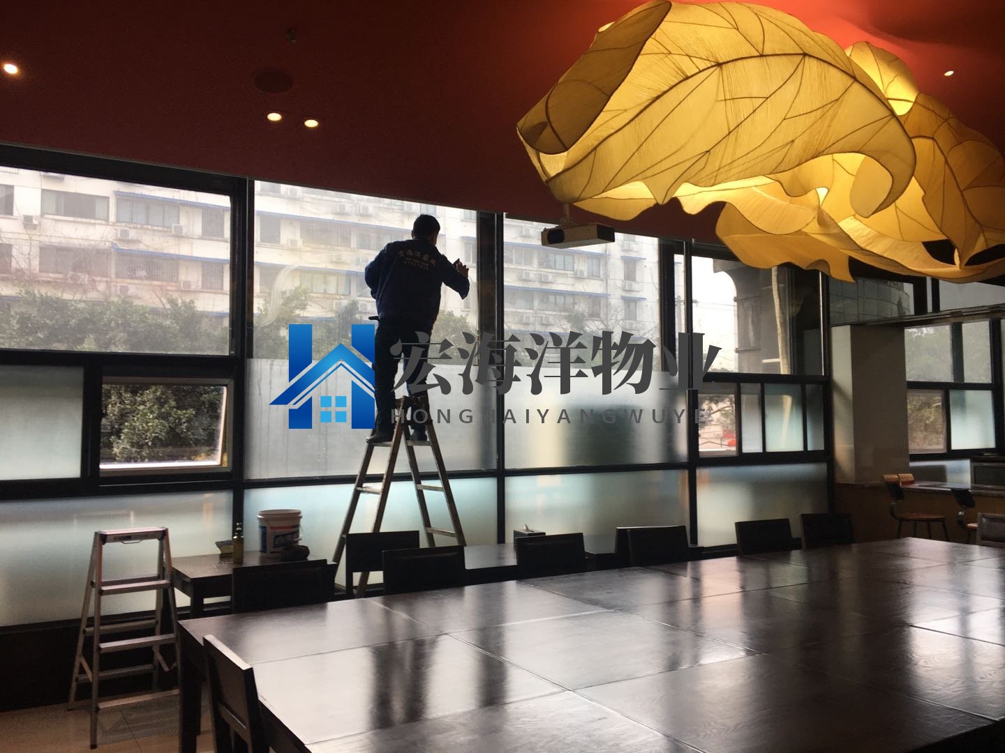 保潔人員工作時(shí)手不小心碰到漂白劑怎么辦